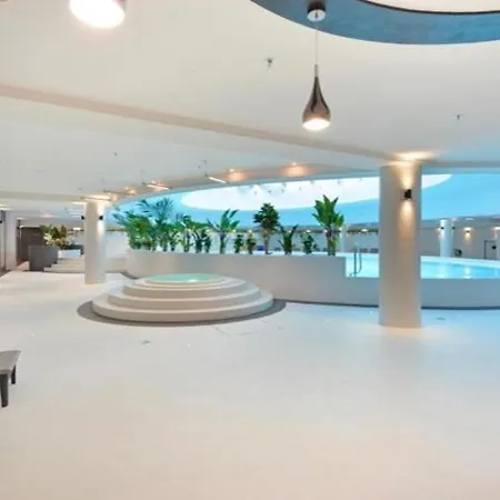 Hanza Tower White 23 & Pool Appartement